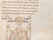 "Karl der Große, Sohn des Pippin" (reg. 768–814) ist in einem prächtigen Gewand dargestellt. Auffällig ist die im Vergleich zu seinem Vater kleiner gehaltene Zeichnung.